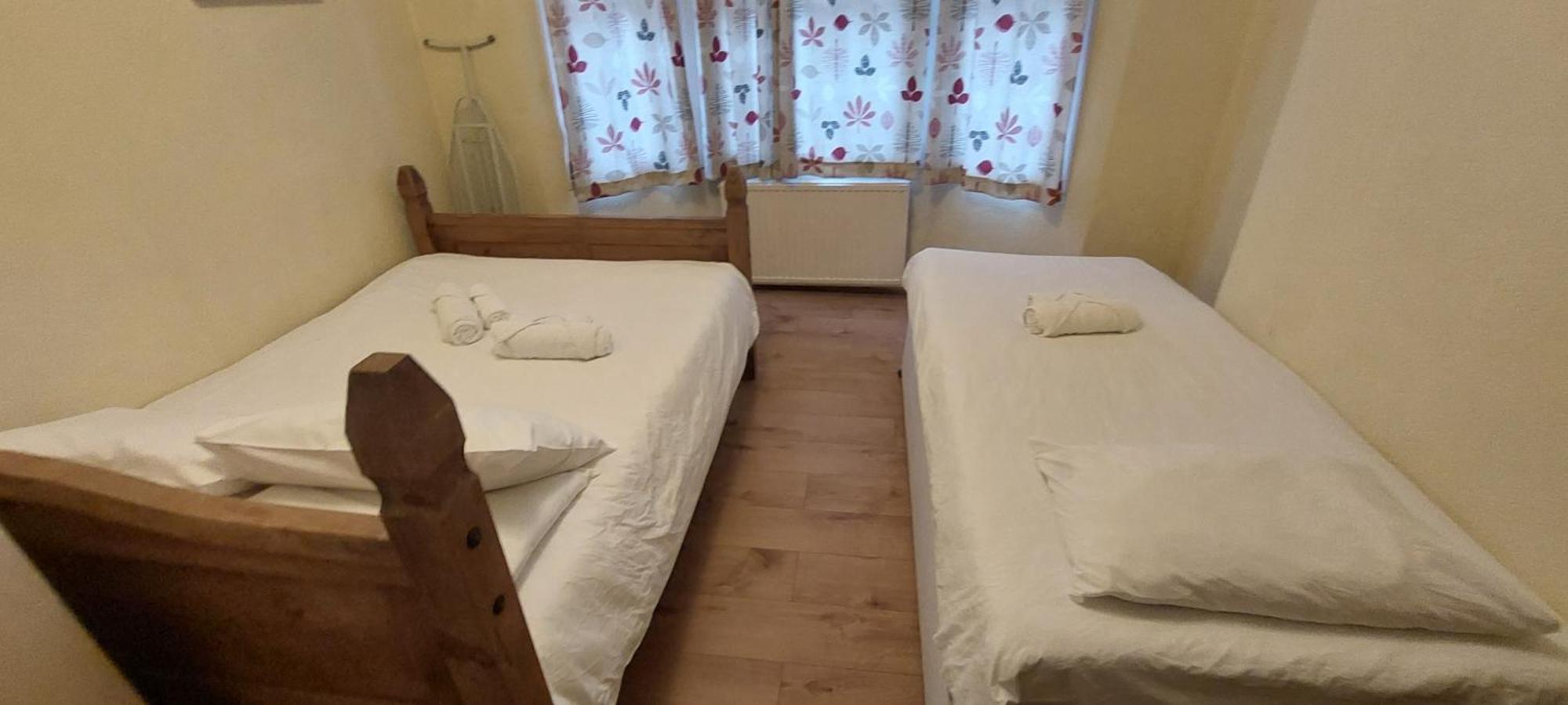 2 Bedroom Apartment, Fortescue Road Лондон Экстерьер фото