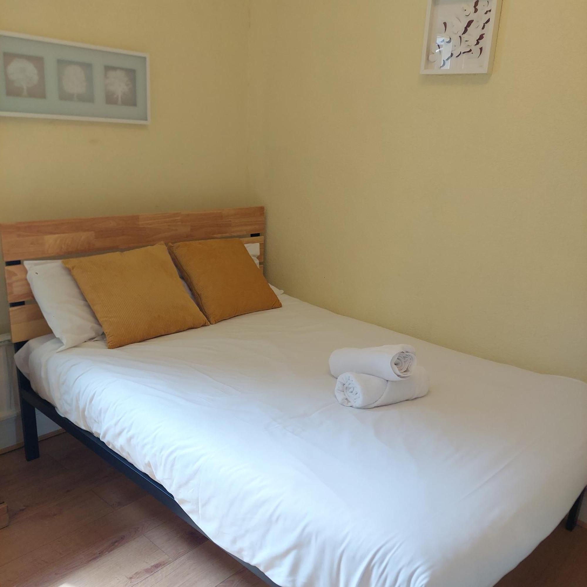 2 Bedroom Apartment, Fortescue Road Лондон Экстерьер фото